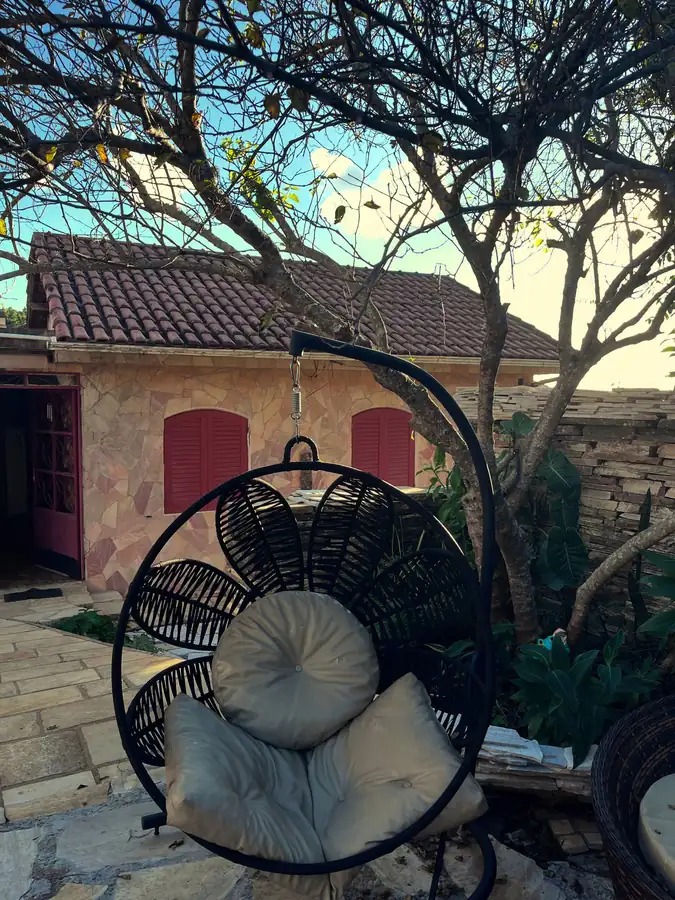 Cadeira suspensa no jardim