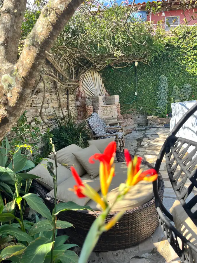 Flores vermelhas entre pedras