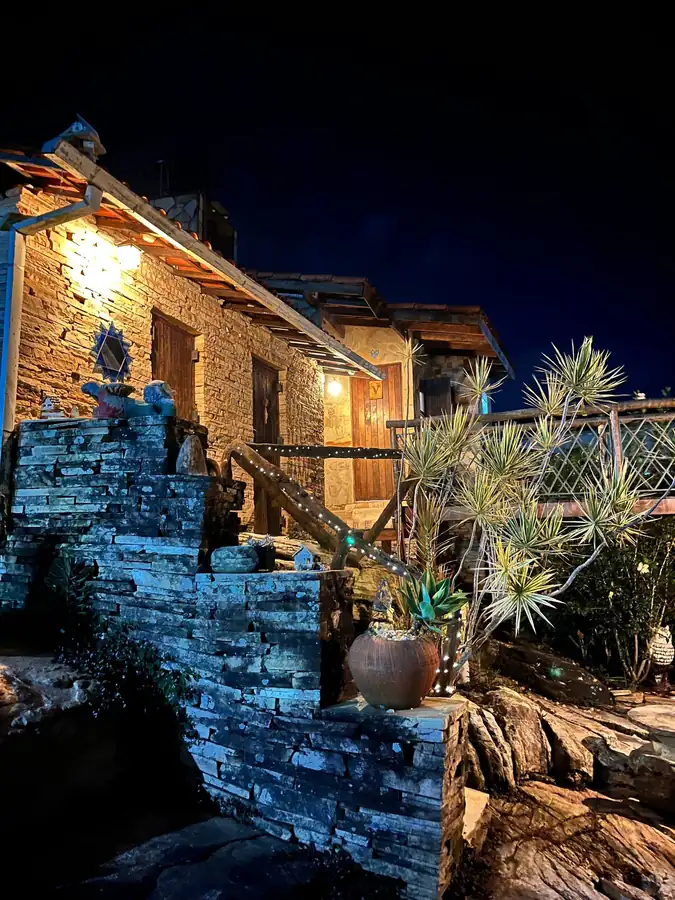 A casa iluminada à noite