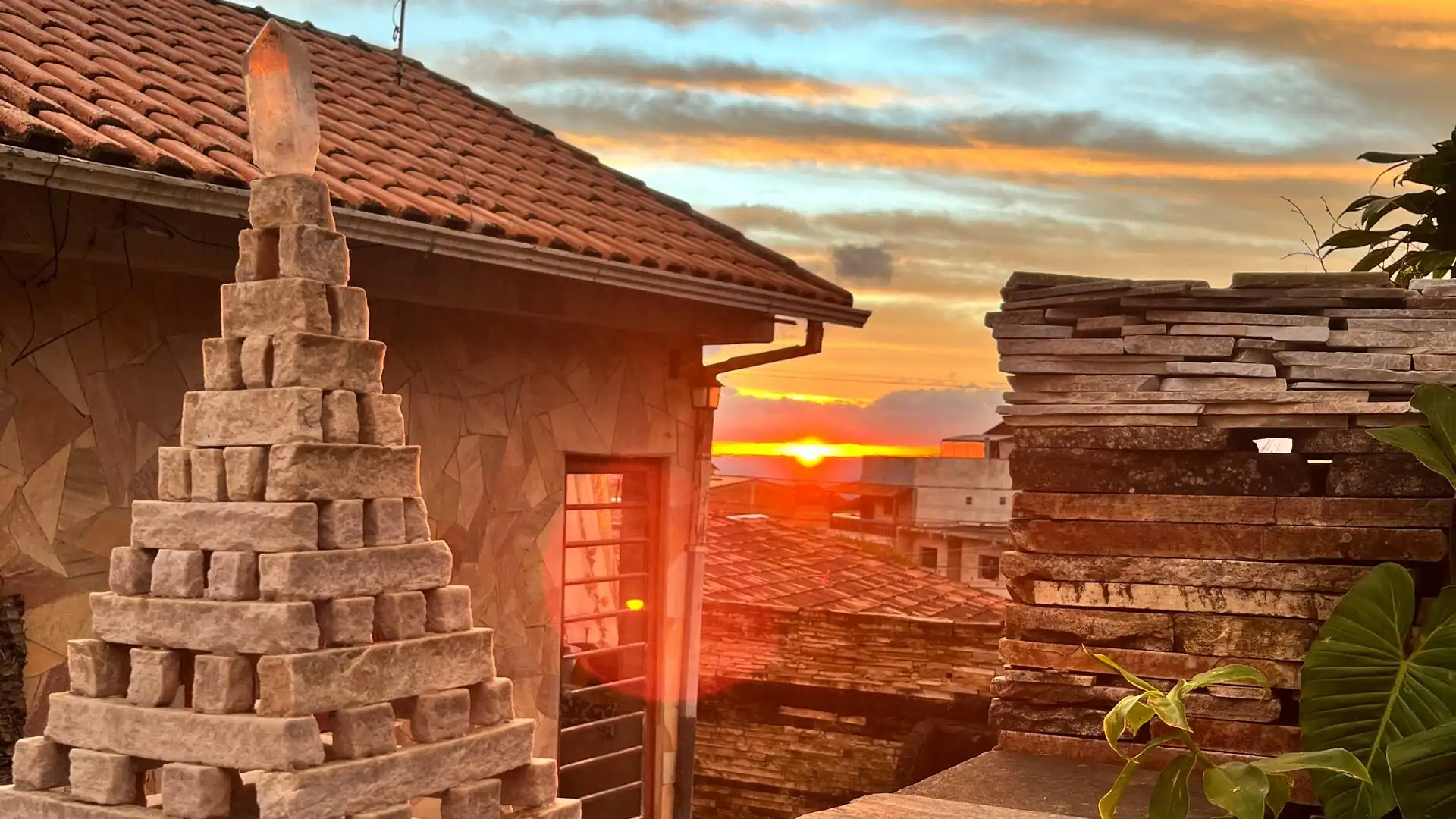 Pirâmide de pedra do jardim, com o pôr do sol ao fundo