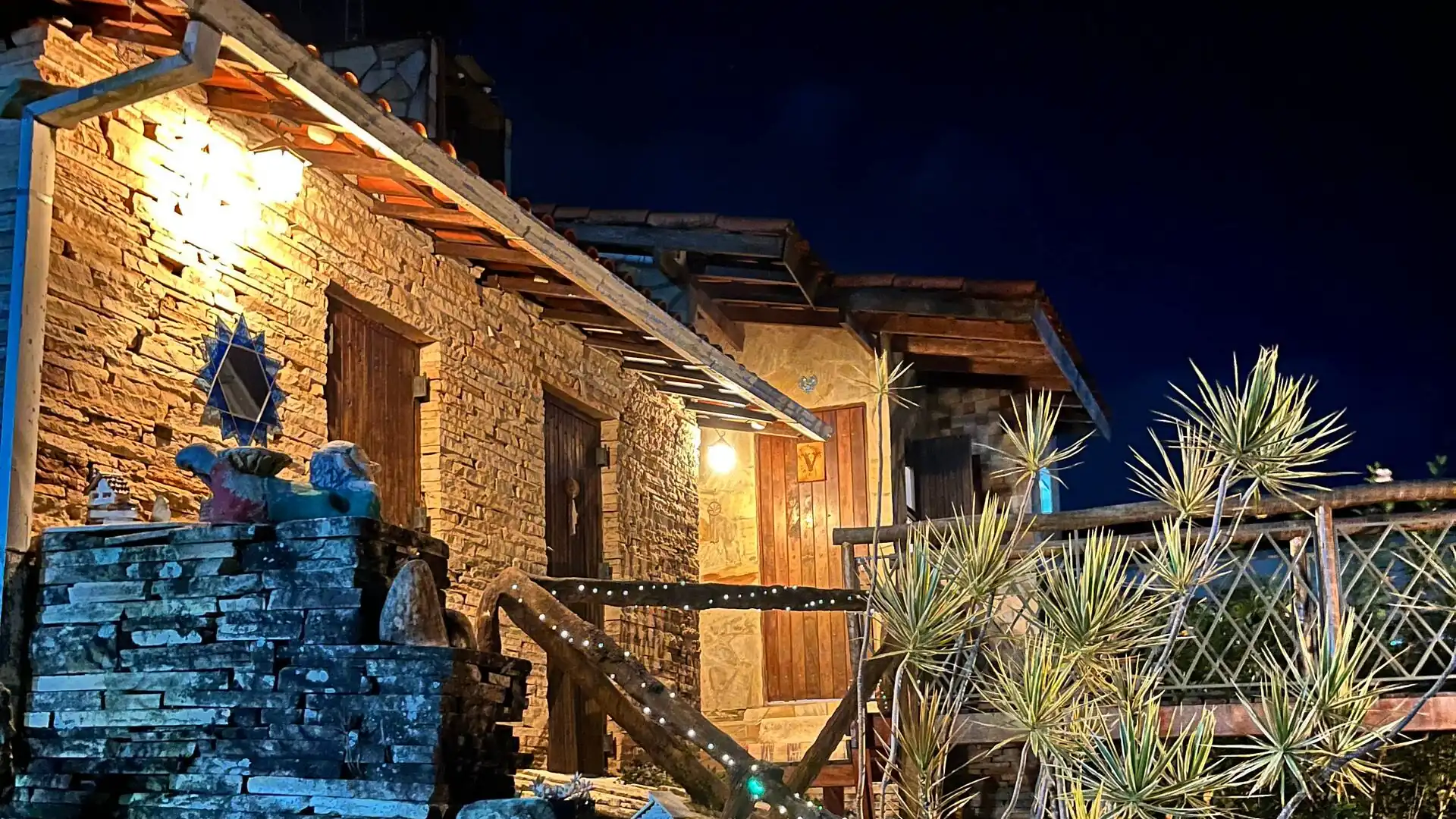 A casa de pedra iluminada à noite