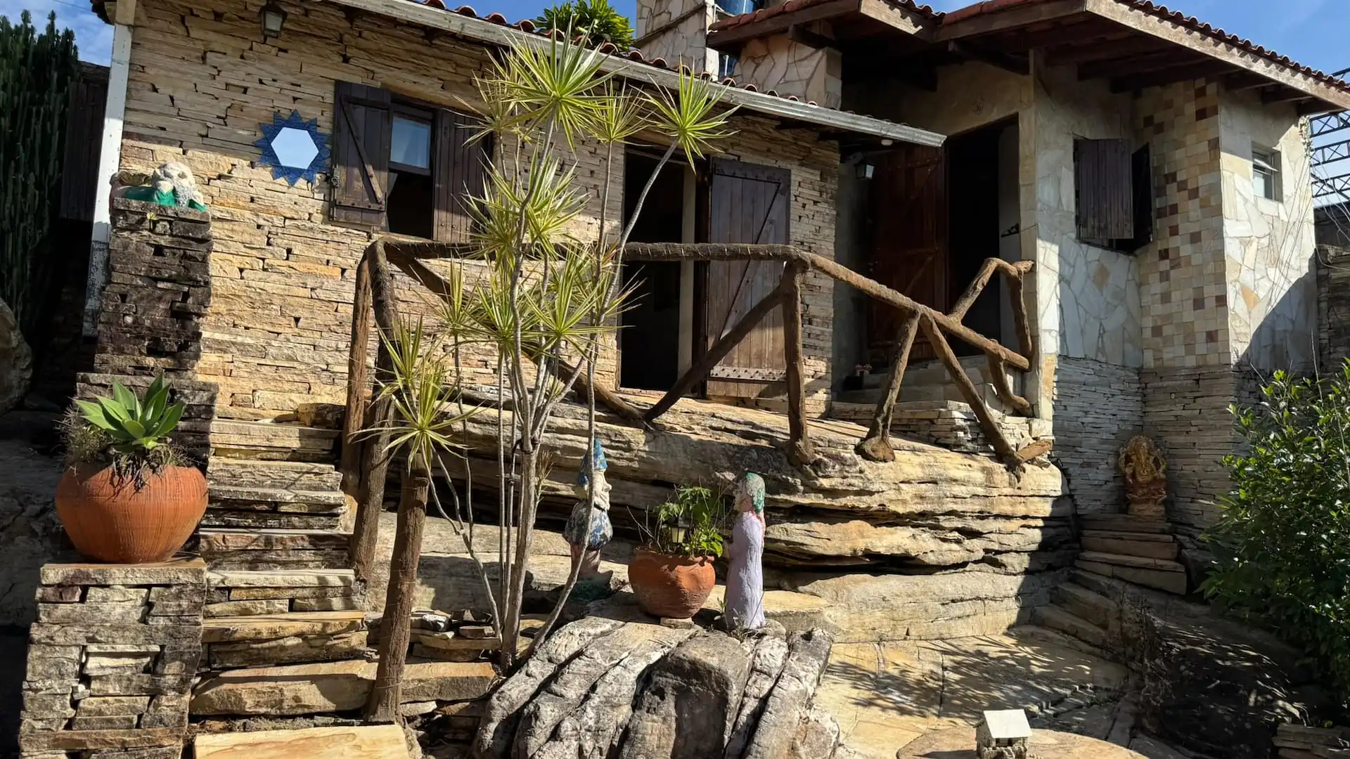 Fachada de pedra da Morada do Soberano em dia de céu azul