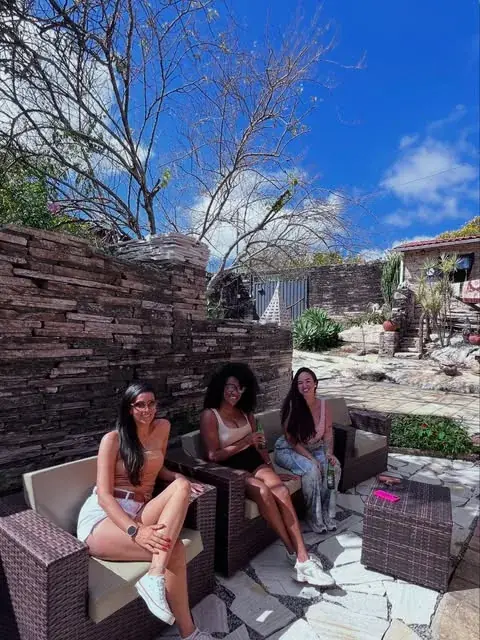 Amigas no pátio de pedra da Morada