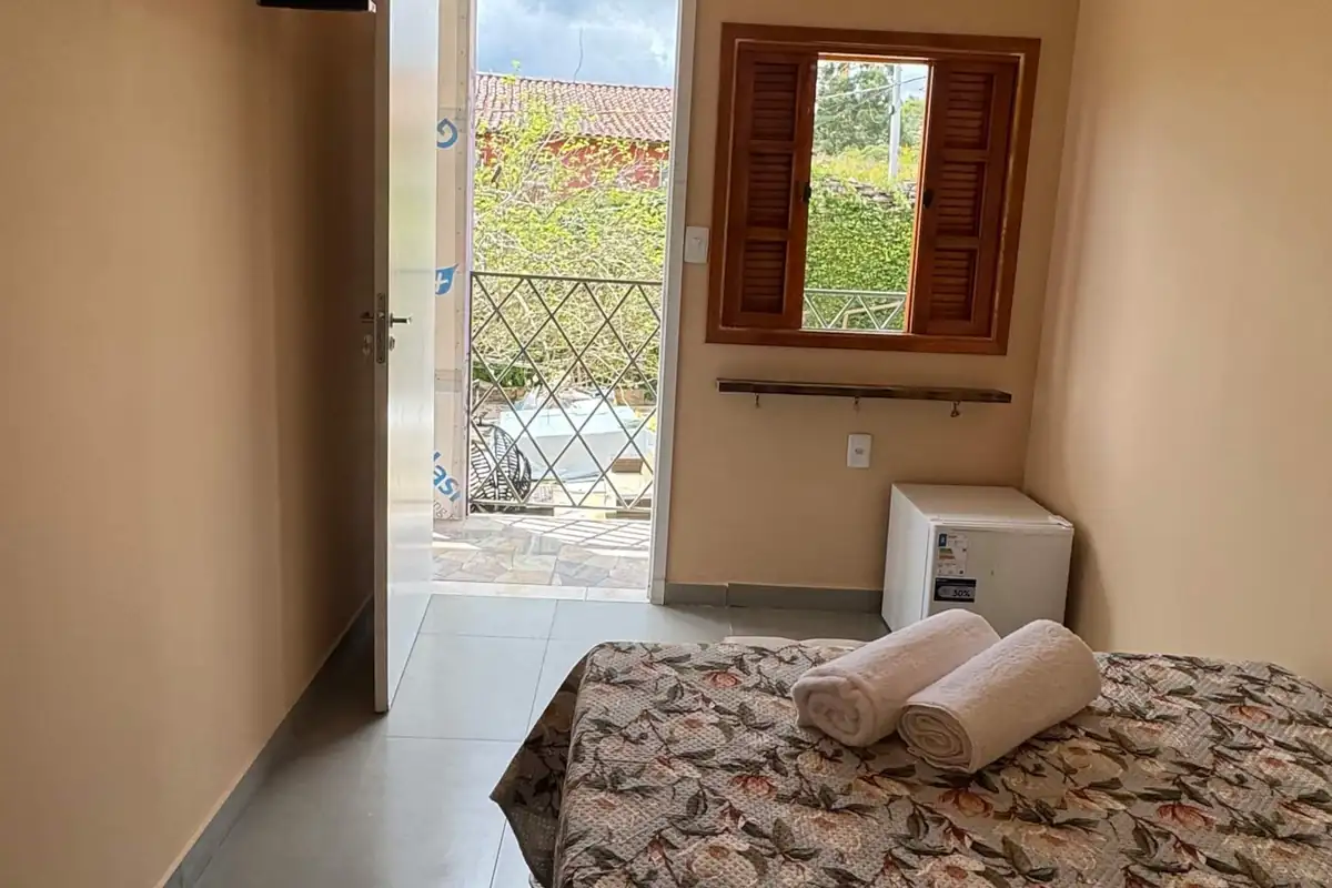 Quarto Triplo Superior com janela aberta